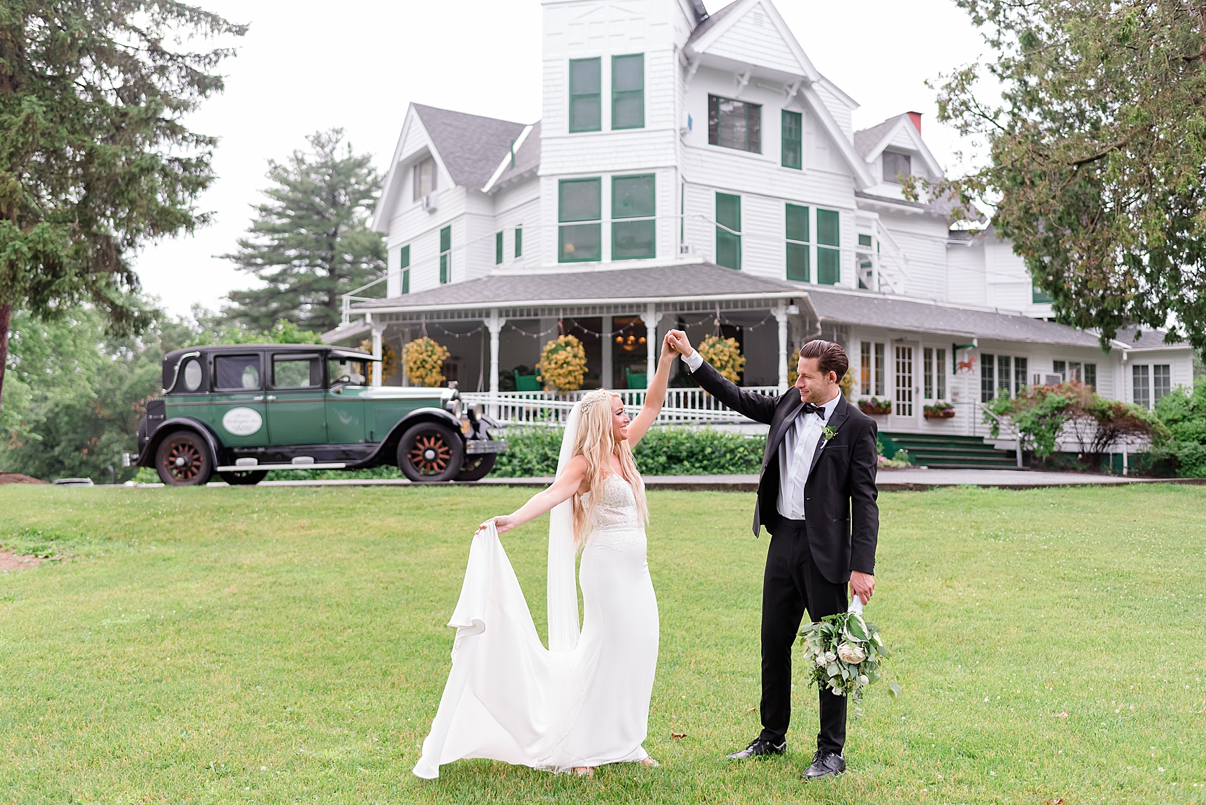 Summer Tent wedding in Saratoga Springs of Upstate NY photographed by Julia Rebecca Photography